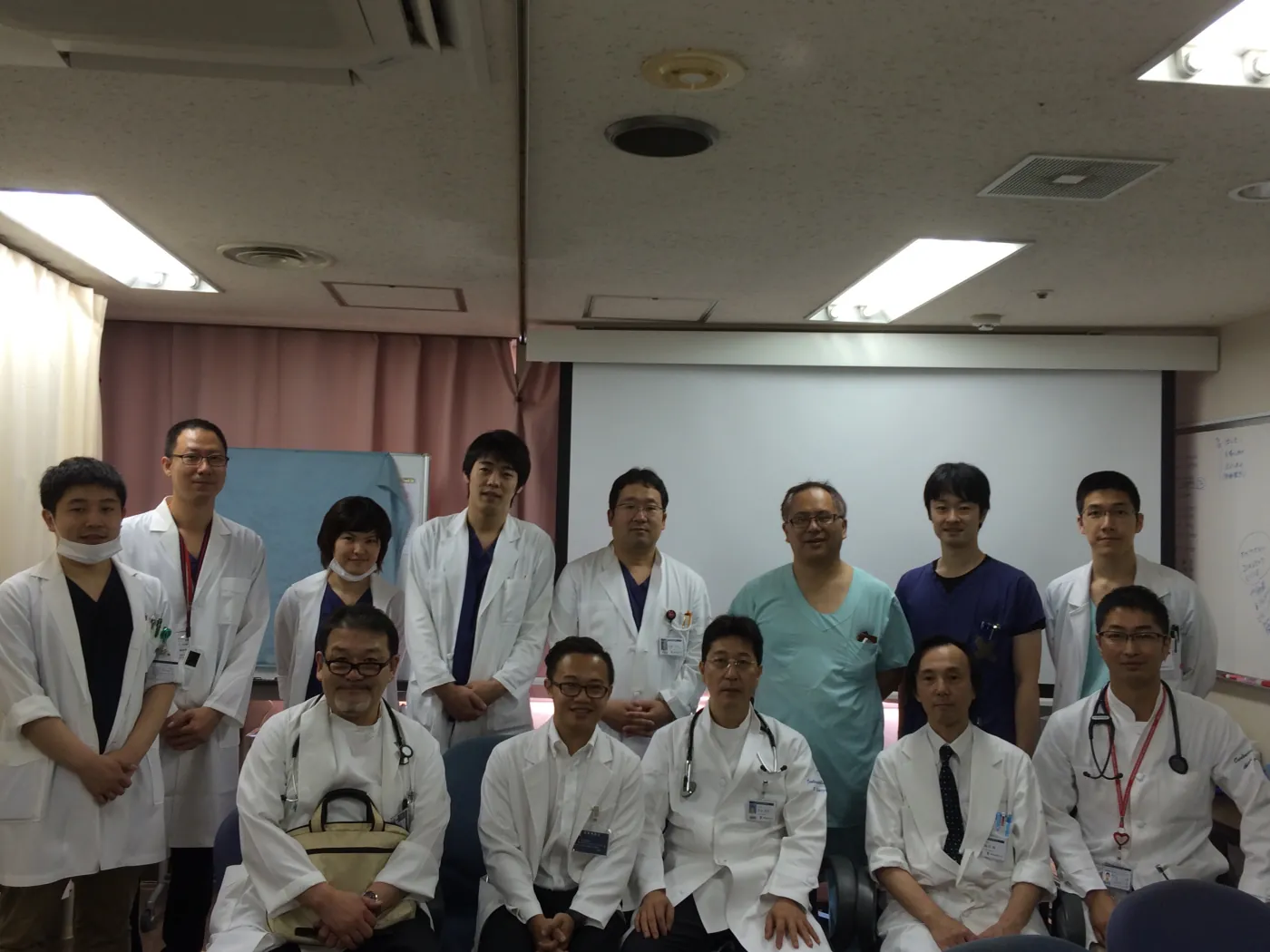 吳柏俞醫師於日本東京慶應大學心臟外科訓練期間與當地醫師團隊合影