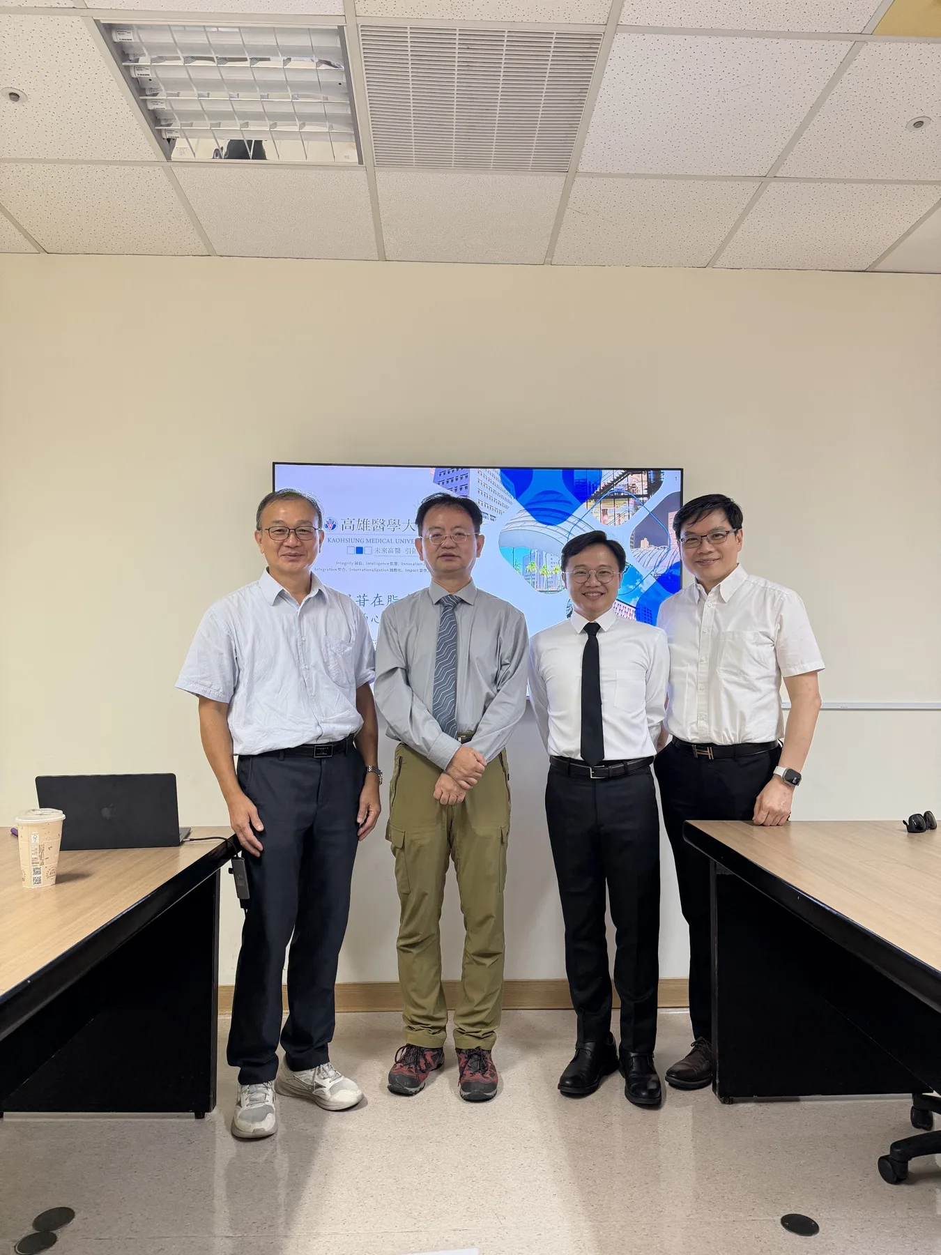 吳柏俞醫師完成高雄醫學大學醫學研究所碩士畢業口試後，與三位參與指導及口試的教授合影