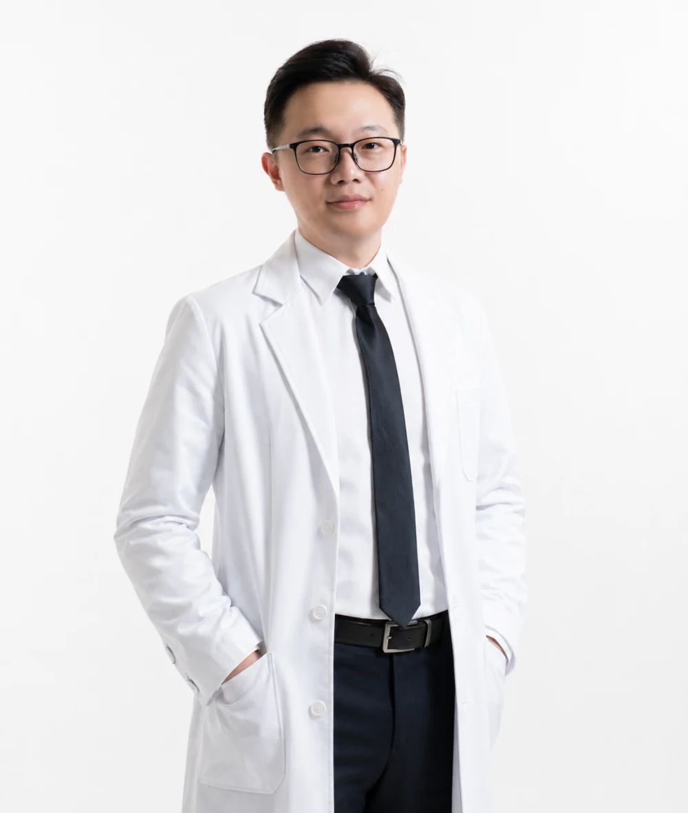 吳柏俞醫師白袍全身照