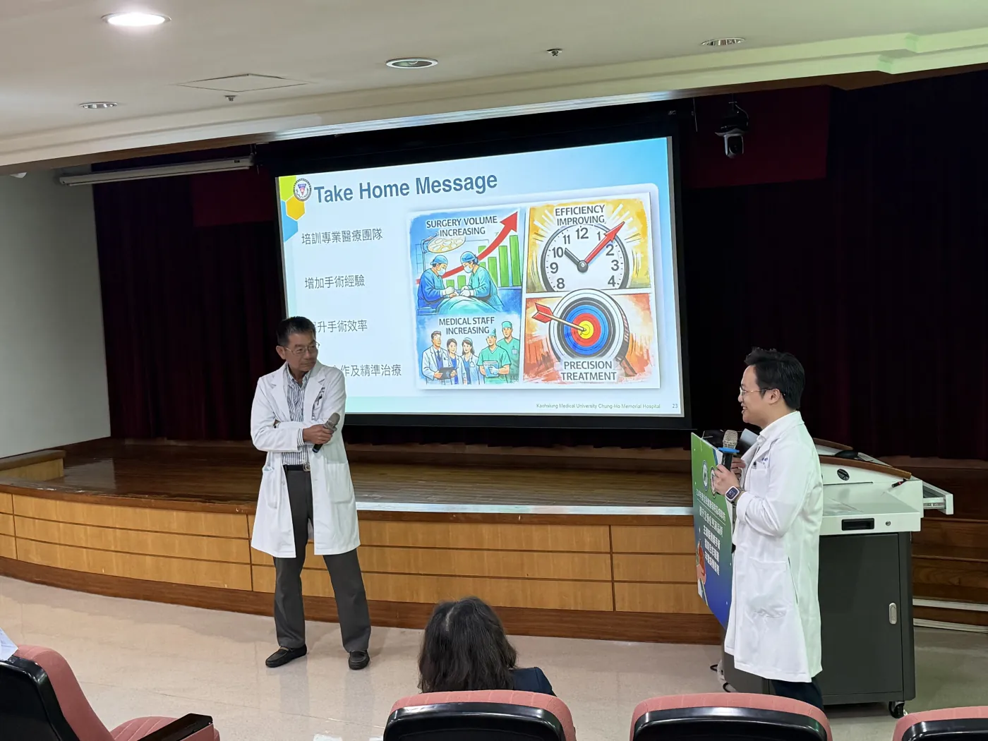吳柏俞醫師於院內演講廳擔任主講，與資深醫師同台討論