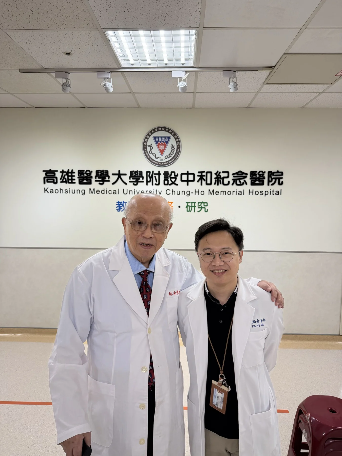 吳柏俞醫師與高醫前院長林永哲教授於高醫附醫合影