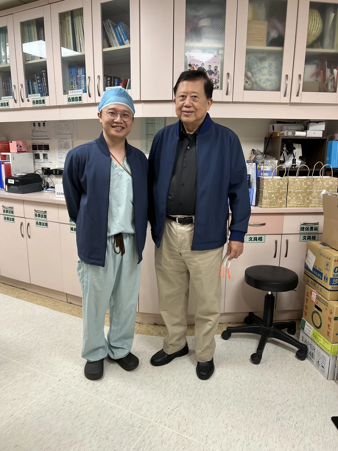 吳柏俞醫師於振興醫院短期心臟外科進修期間與魏崢院長合影