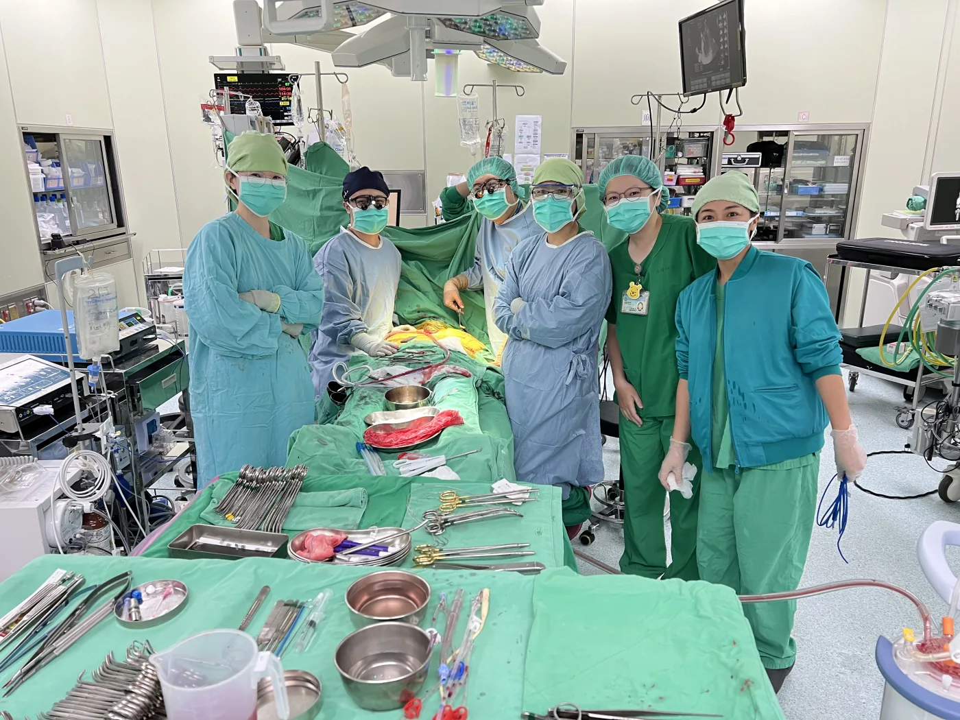 吳柏俞醫師完成第一台心臟手術 CABG 後與手術團隊合影